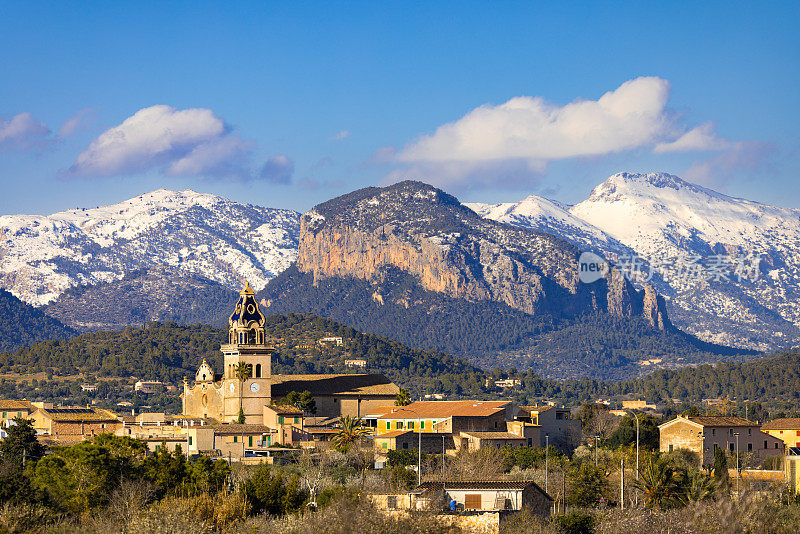 马略卡岛上的小村庄Santa Maria del camí后面的雪山，可以看到岛上的两个岩层Alarò和最高峰Puig Mayor